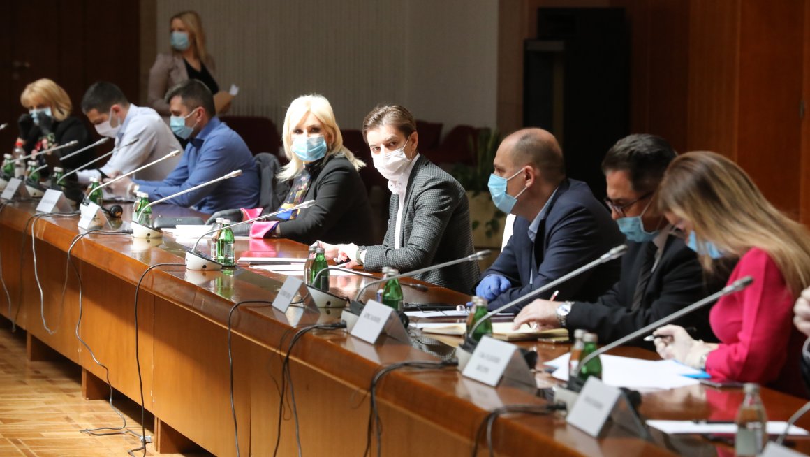 Запосленима у социјалној заштити, који су оболели од вируса COVID-19, биће исплаћено 100 одсто накнаде зараде