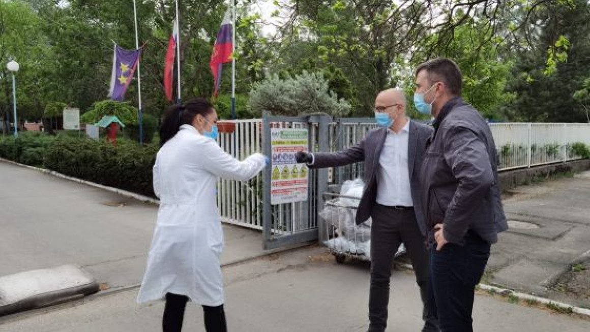 Ђорђевић и Вучевић посетили Геронтолошки центар ''Нови Сад'' и Дом у Ветернику