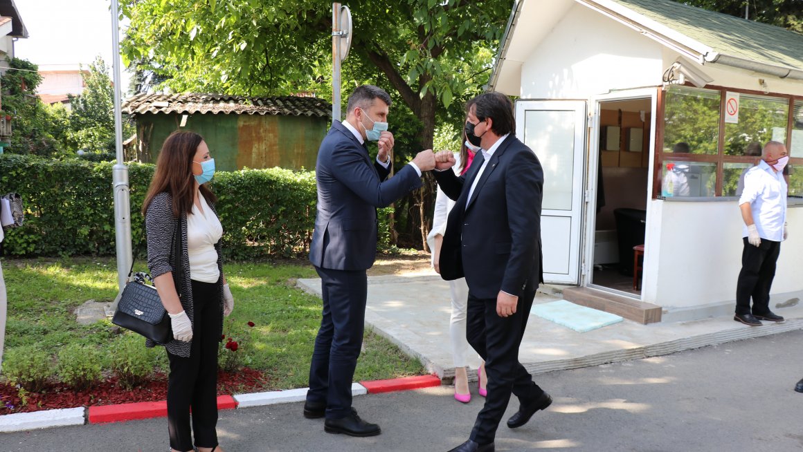 Ђорђевић и Гашић уручили донацију Геронтолошком центру у Крушевцу