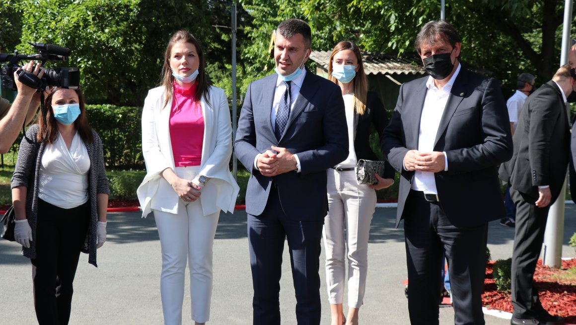 Ђорђевић и Гашић уручили донацију Геронтолошком центру у Крушевцу