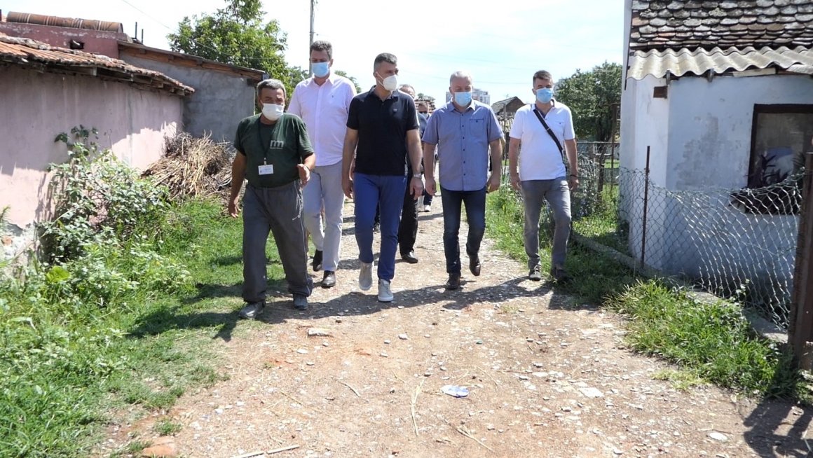 Ђорђевић у ромском насељу у Шапцу: Обезбедићемо овим људима достојанствен живот