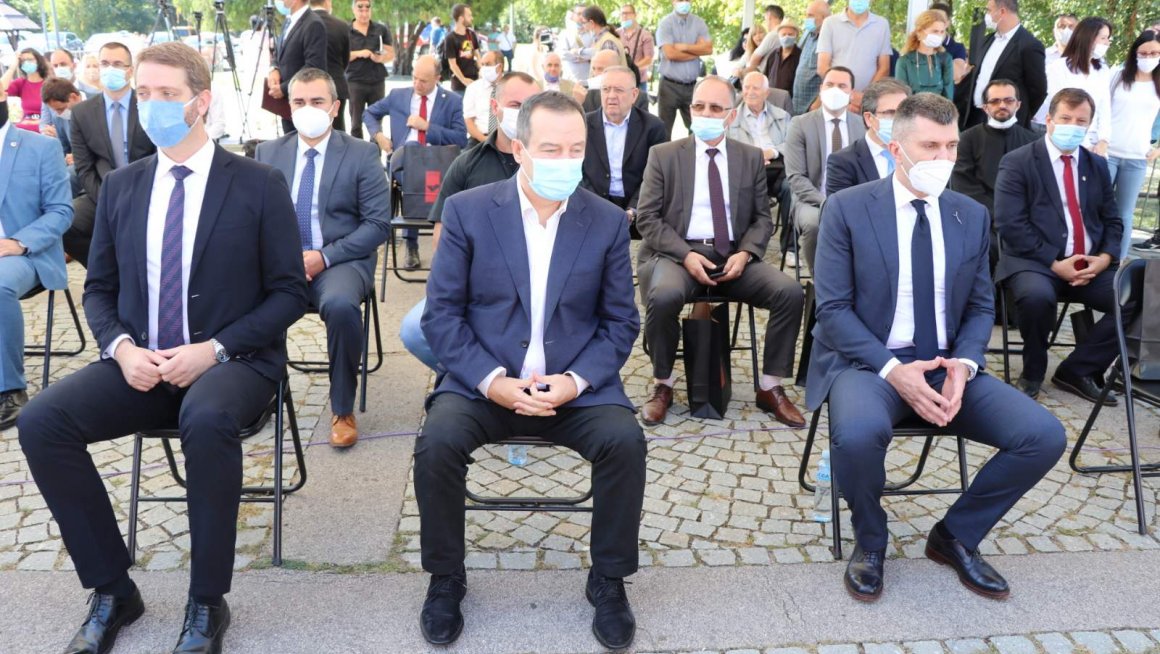 Ђорђевић положио венац на споменик V-3 крагујевачке гимназије у част сећања на стрељане ученике и учитеље