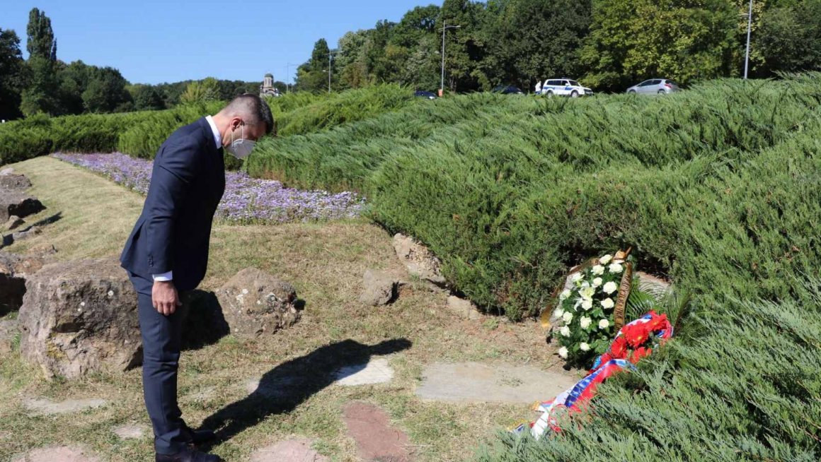 Ђорђевић положио венац на споменик V-3 крагујевачке гимназије у част сећања на стрељане ученике и учитеље