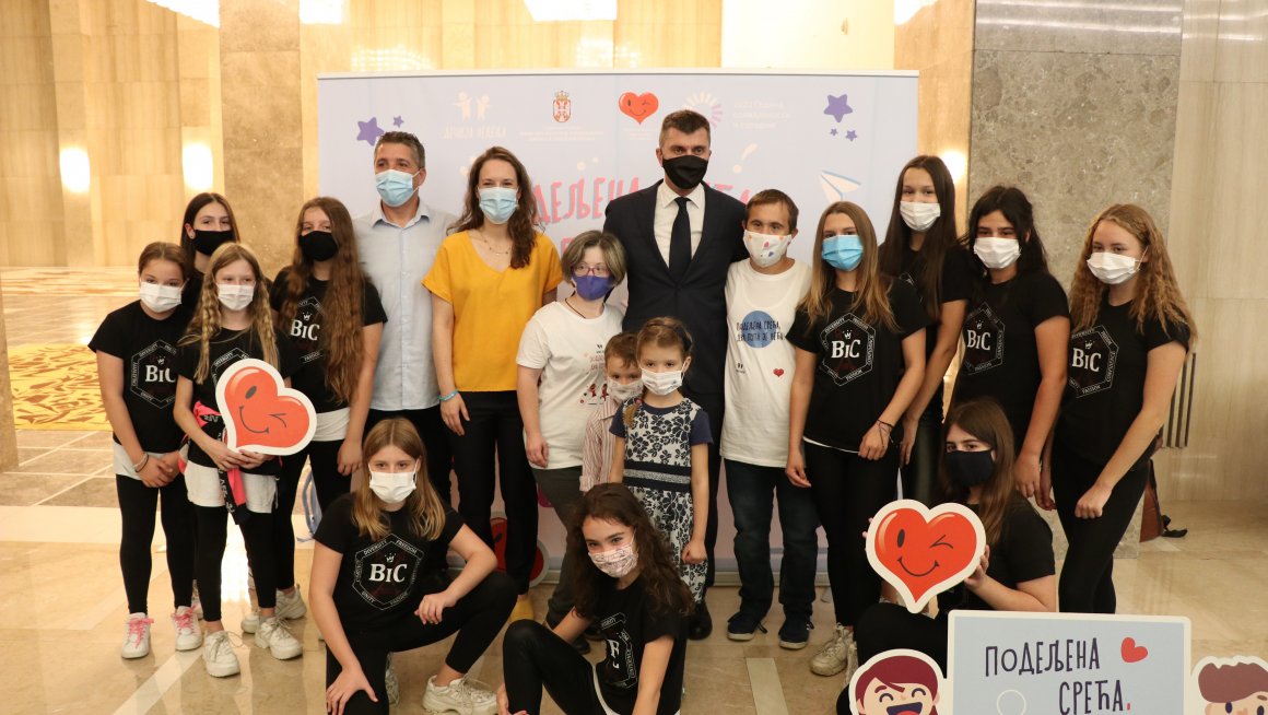 Министар за рад, запошљавање, борачка и социјална питања Зоран Ђорђевић свечано је отворио Дечију Недељу 2020 под слоганом ”Подељена срећа два пута је већа”, а на отварању су присуствовали бројни званичници и представници организација.     Министар Зоран Ђорђевић  је овом приликом рекао да држава брине о свој деци и да ће тако бити и у будуће.     „Важно је да и после Дечије недеље сваки дан буде посвећен деци. Све што радимо, радимо зарад деце и њихове боље будућности“, поручио је.      "Дечија недеља" ове