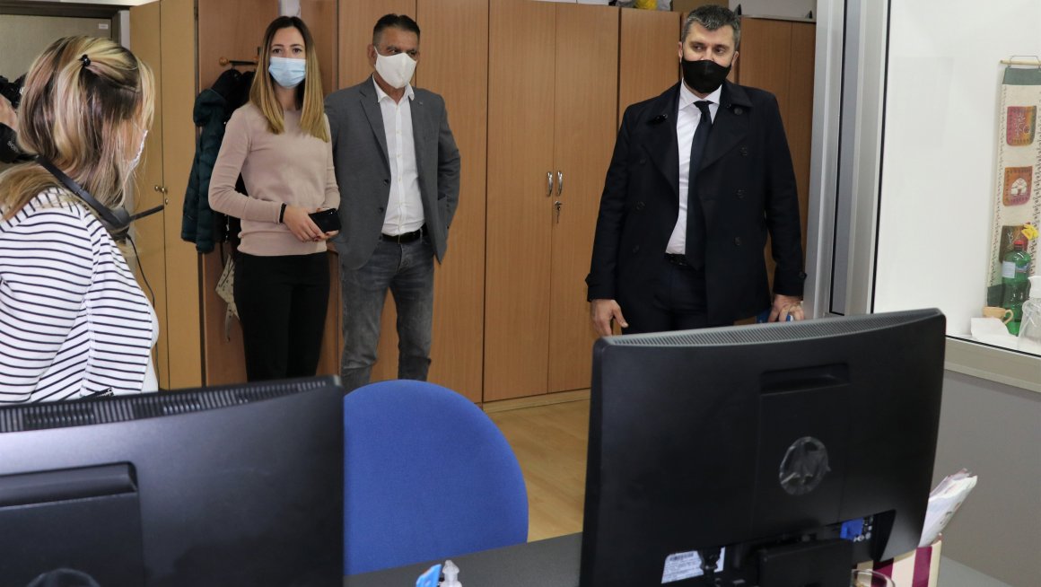 Ђорђевић обишао кол центар поводом обележавања јубилеја Дечијег саветодавног телефона- Надел Србија