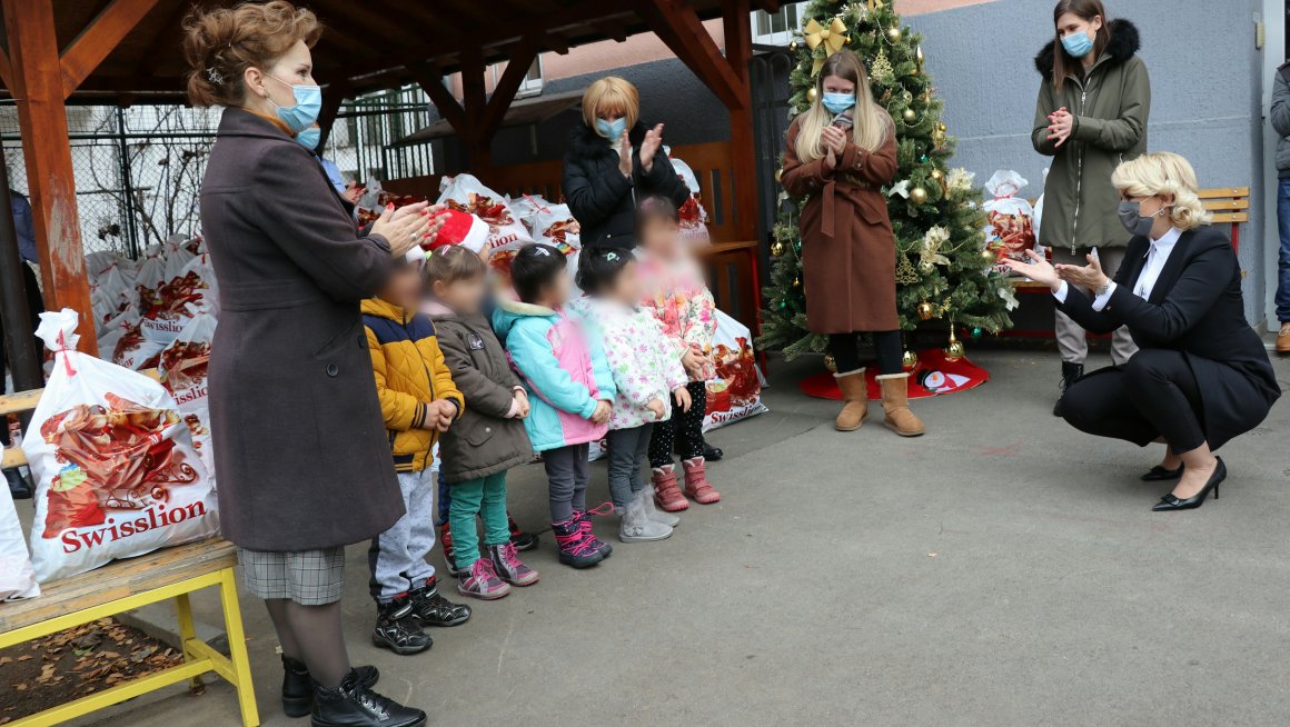 Министарка Кисић Тепавчевић: Новогодишњи поклони за децу из Звечанске