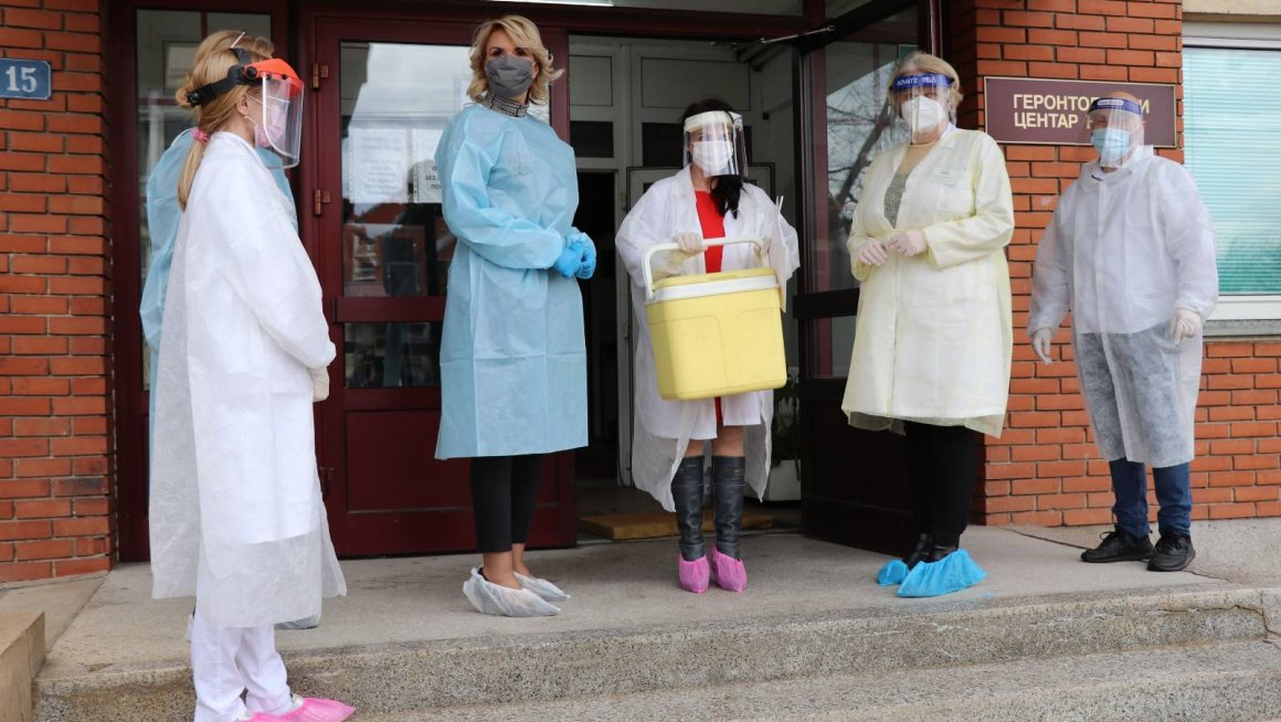 Министарка Кисић Тепавчевић  са запосленима у Геронтолошком центру у Нишу на почетку вакцинације