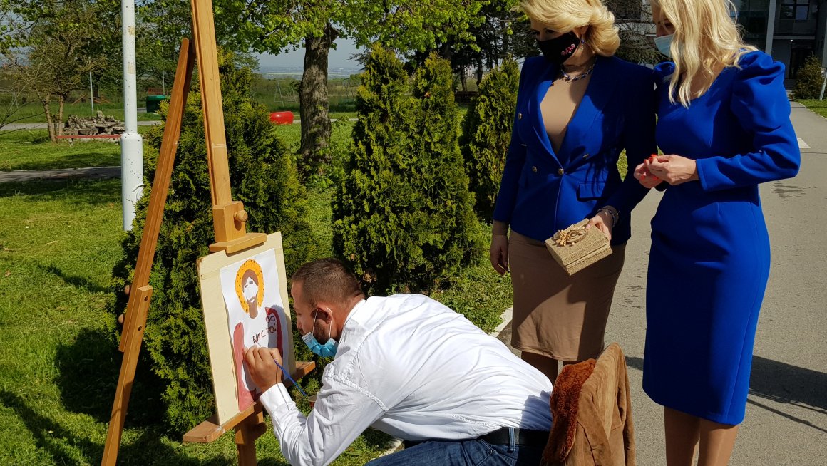 Кисић Тепавчевић са корисницима Установе за децу и младе „Сремчица“ на манифестацији „Ускршње чаролије“