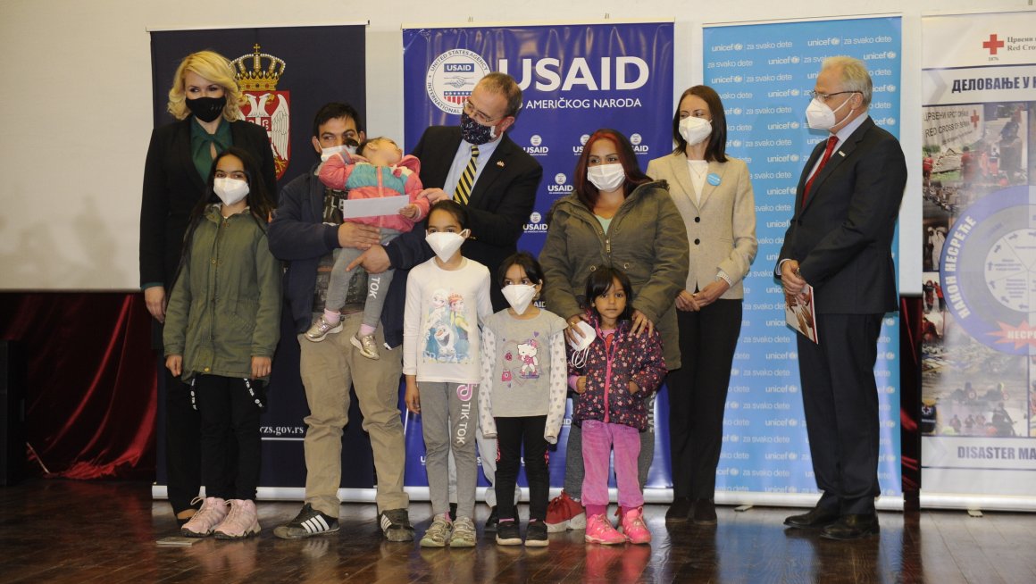 Уручена хуманитарна новчана давања породицама са децом у Бољевцу