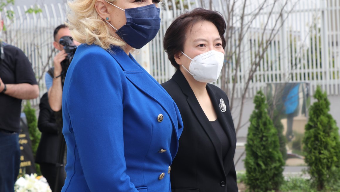 Одата почаст погинулим кинеским новинарима у бомбардовању зграде Амбасаде Кине у Србији