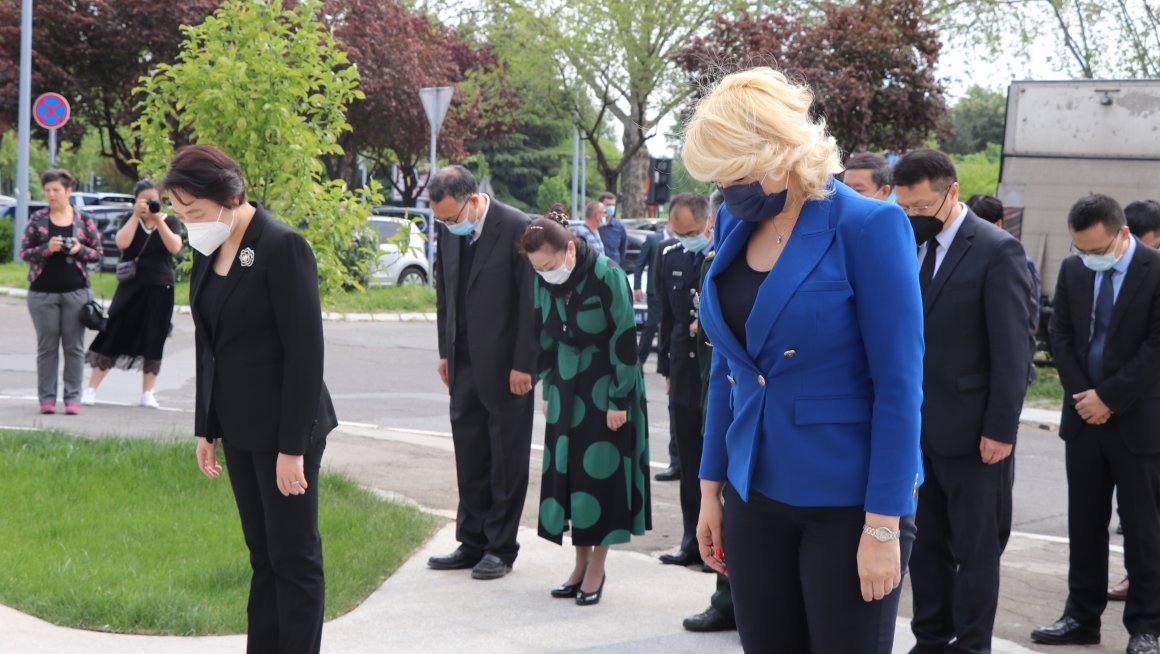 Одата почаст погинулим кинеским новинарима у бомбардовању зграде Амбасаде Кине у Србији