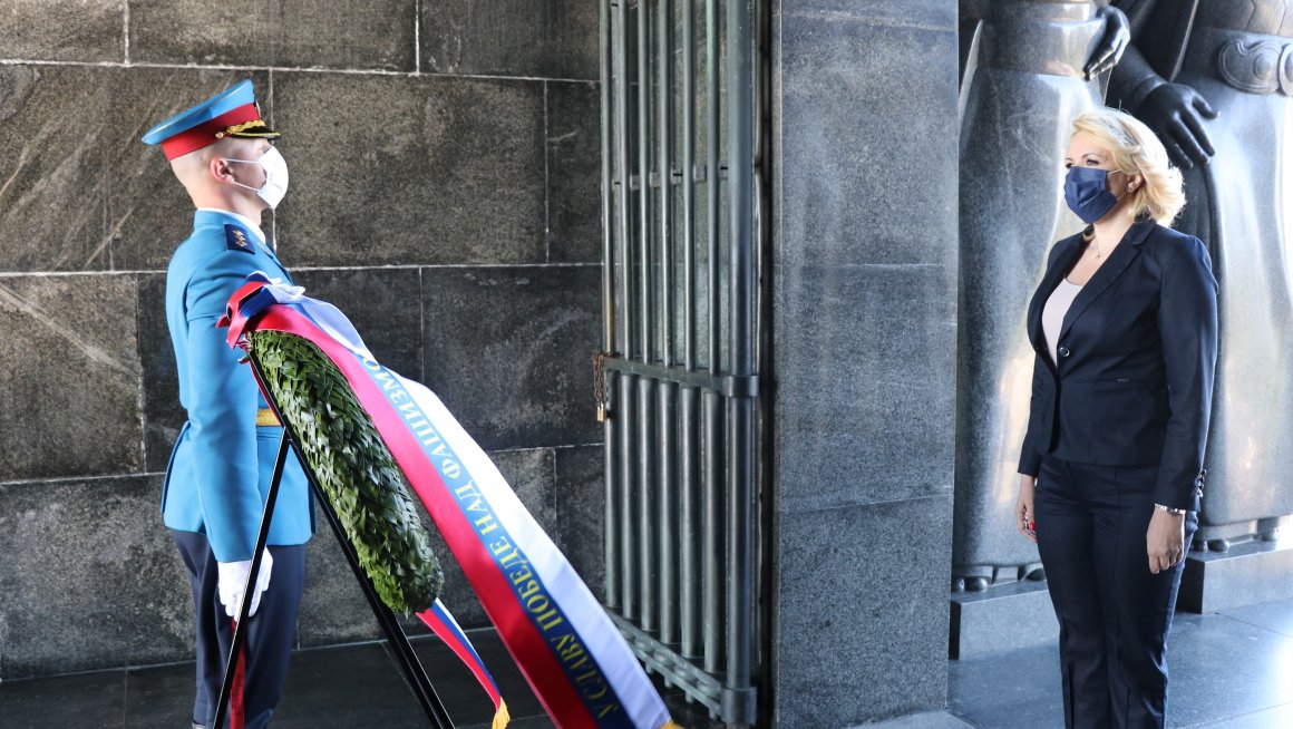 Министарка Кисић Тепавчевић положила венац на Споменик Незнаном јунаку на Авали