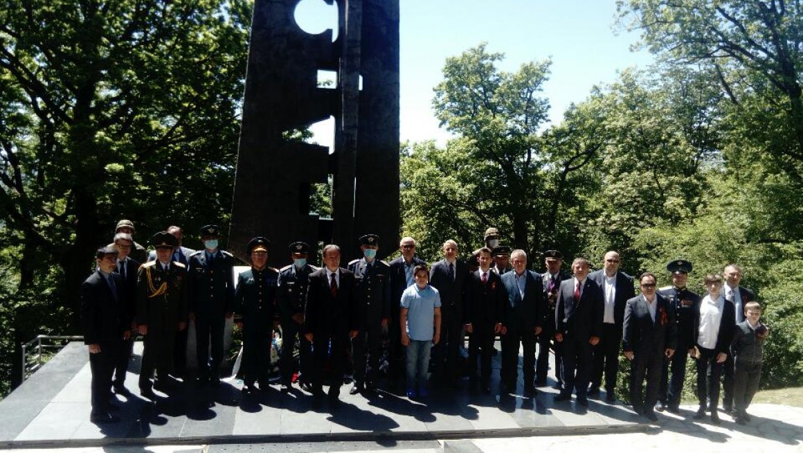 Положени венци на Споменик совјетским ветеранима на Авали поводом Дана победе над фашизмом у Другом светском рату