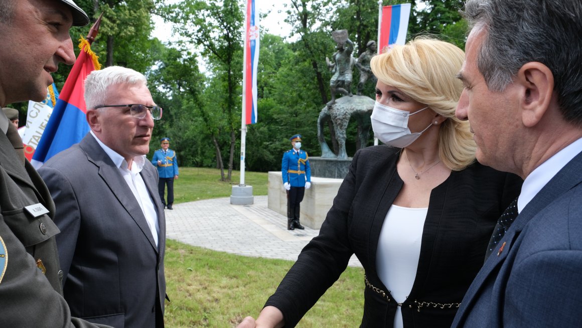 Председник Вучић и министарка Кисић Тепавчевић положили венац на Споменик јунацима са Кошара