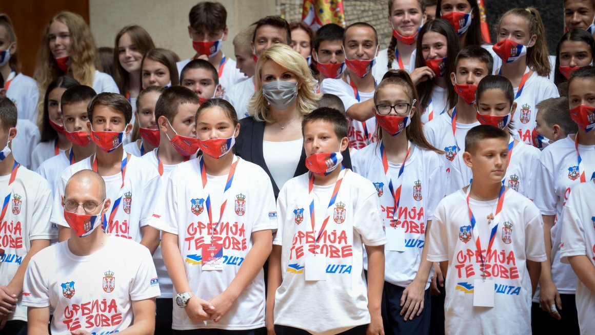 Председник Вучић и министарка Кисић са младим спортистима са Косова и Метохије,  Републике Српске и дијаспоре