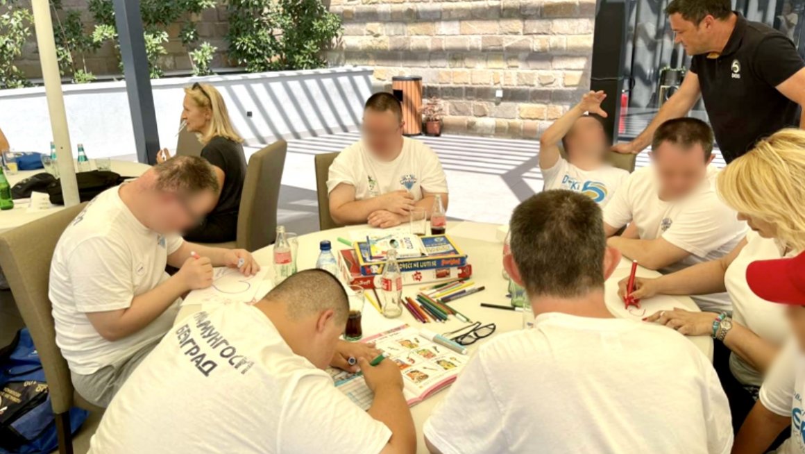 Кисић Тепавчевић са децом полазницима фудбалског кампа Деки 5