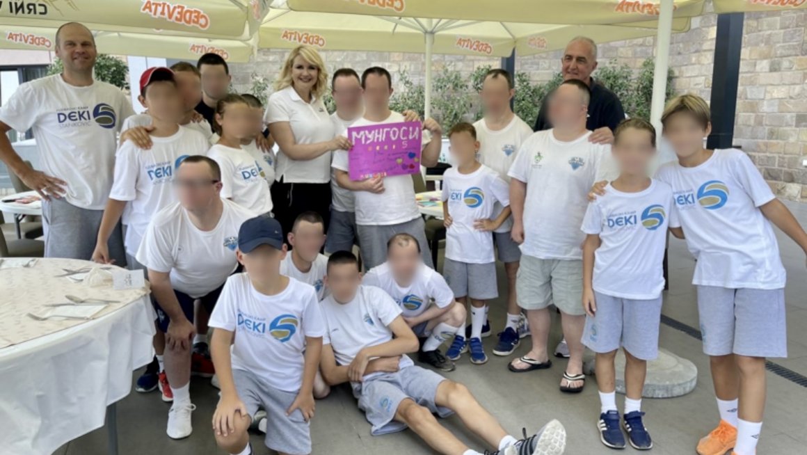 Кисић Тепавчевић са децом полазницима фудбалског кампа Деки 5