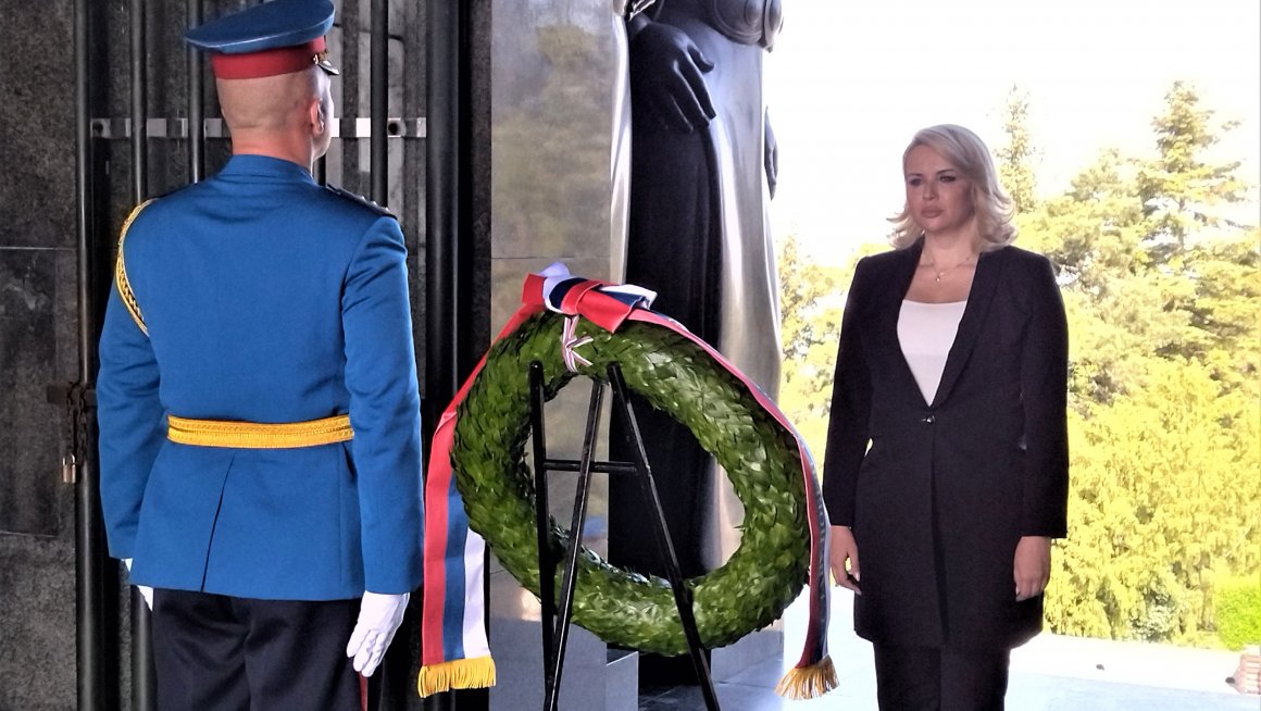 Министарка Кисић положила венац на Споменик Незнаном јунаку на Авали