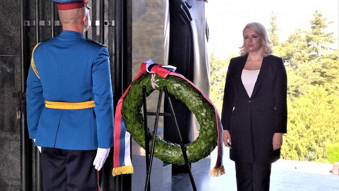 Министарка Кисић положила венац на Споменик Незнаном јунаку на Авали