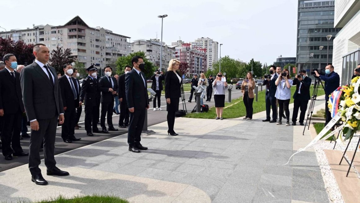 Одата почаст погинулим кинеским новинарима у бомбардовању зграде Амбасаде Кине у Србији