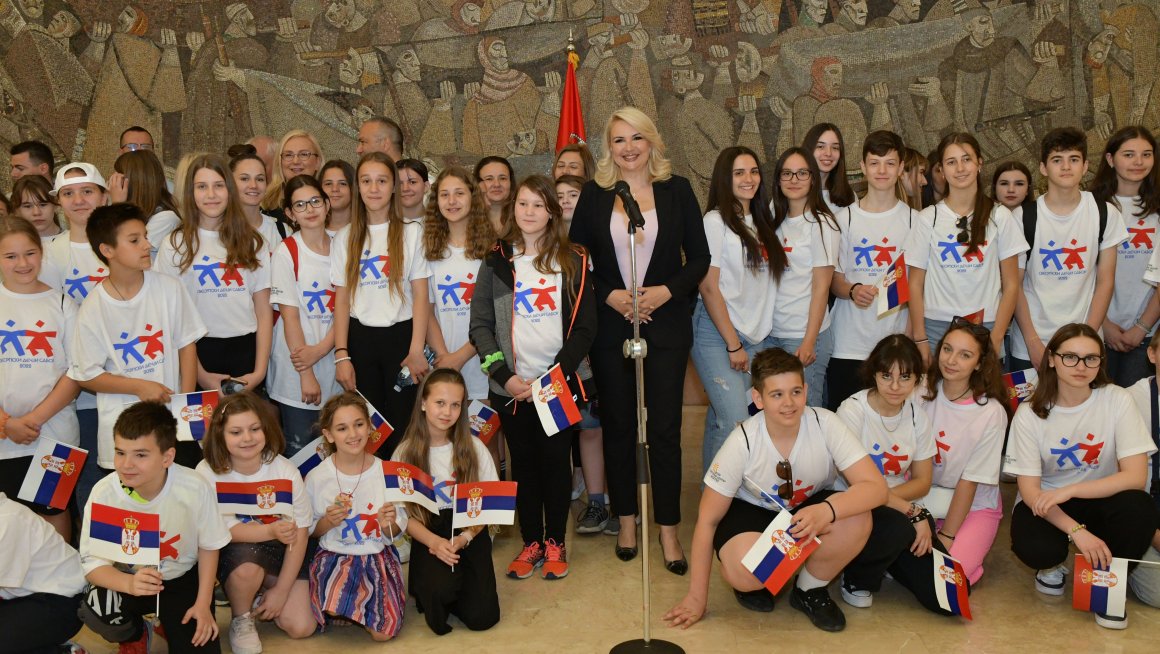 Кисић са децом из региона и дијаспоре: Ваша Србија ће вас увек дочекати раширених руку