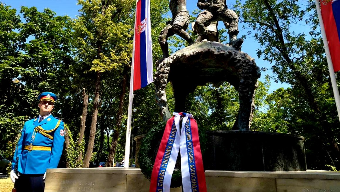 Председник Вучић положио венац на Споменик јунацима са Кошара