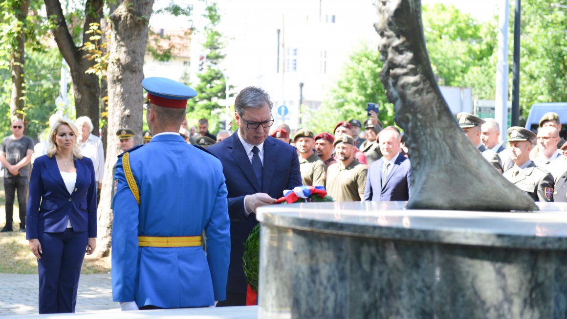 Председник Вучић положио венац на Споменик јунацима са Кошара