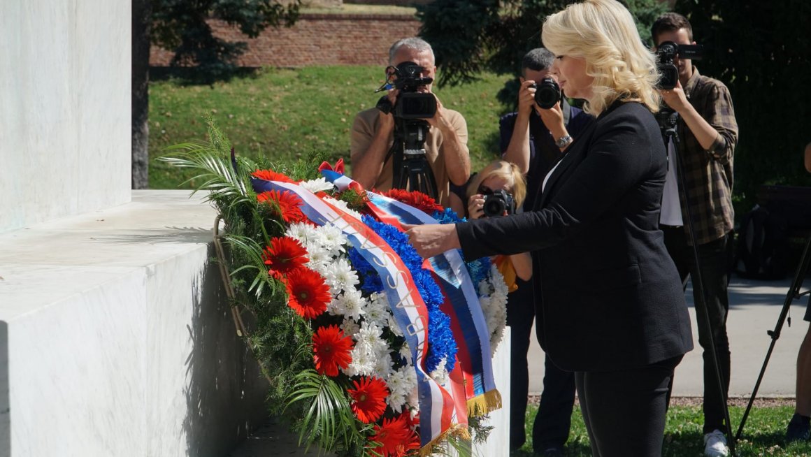 Кисић положила венац на Споменик захвалности Француској