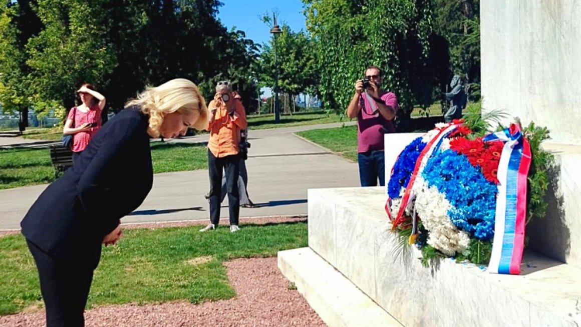 Кисић положила венац на Споменик захвалности Француској