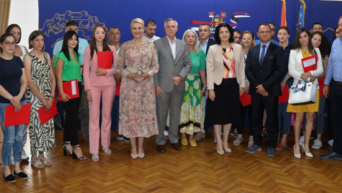 Уручено нових 49 уговора о самозапошљавању у Нишу