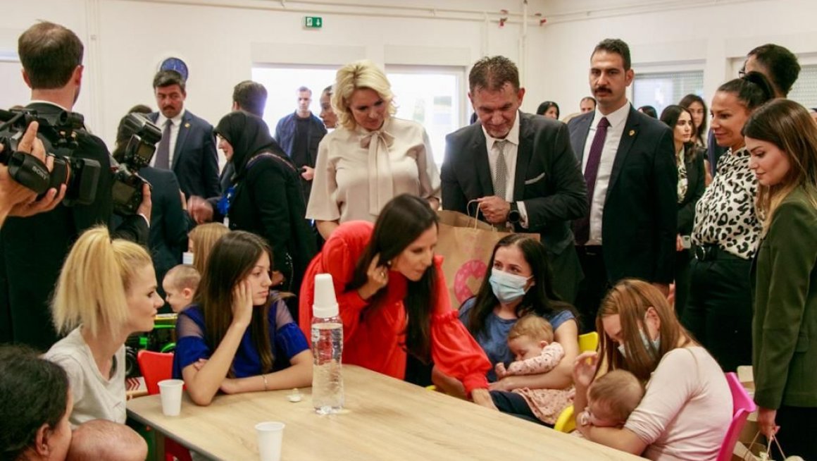 Тамара Вучић и Емина Ердоган посетиле децу у Материнском дому у Звечанској