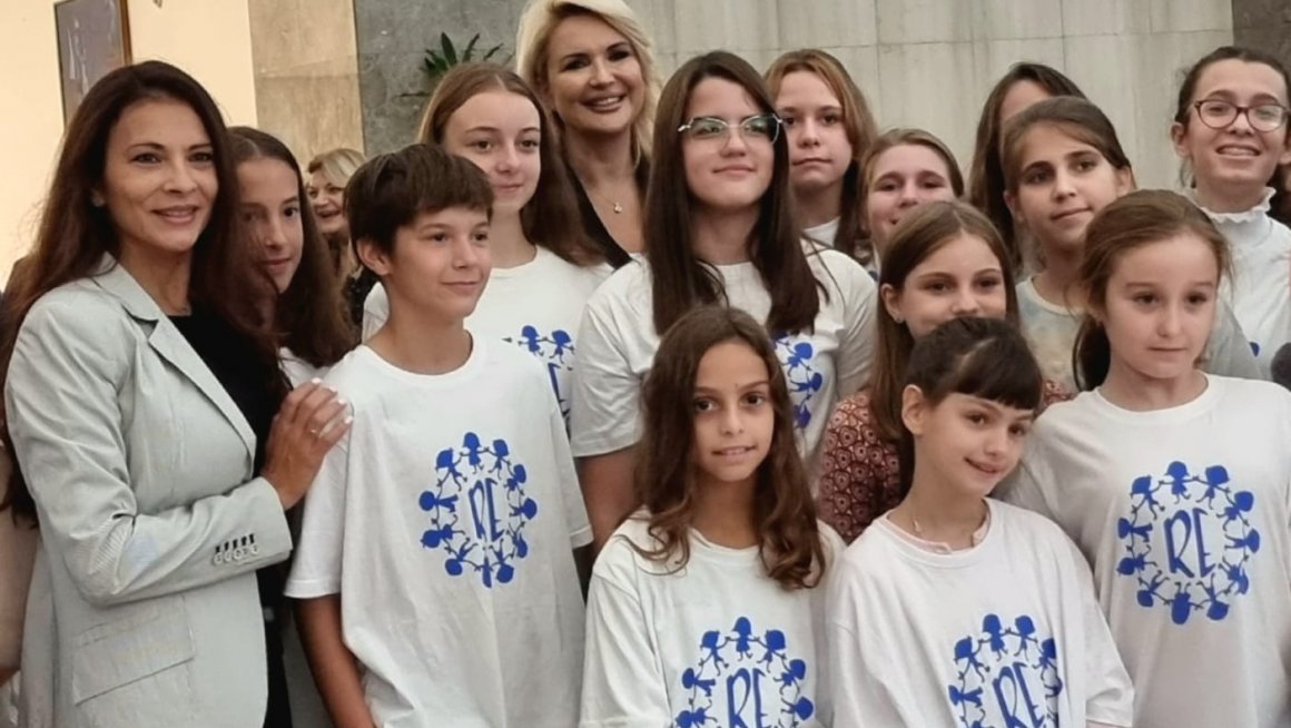 Министарка Кисић са децом – учесницима 53. Међународног сусрета деце Европе  - „Радост Европе“