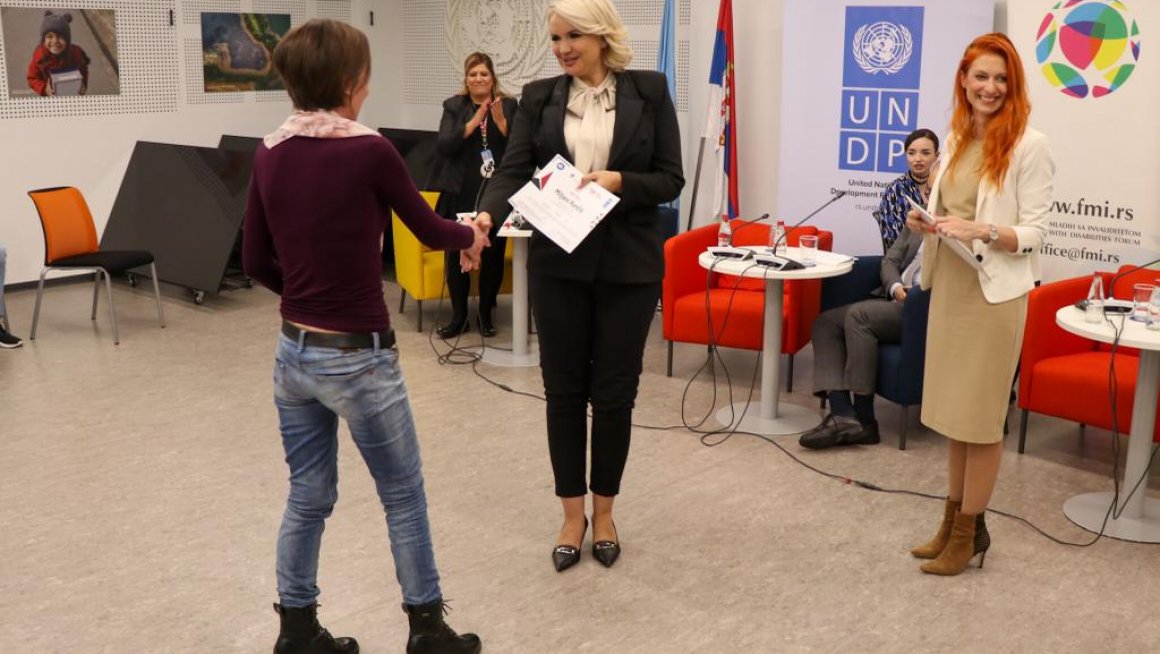 Особама са инвалидитетом уручени сертификати о завршеним обукама за преквалификацију за ИТ