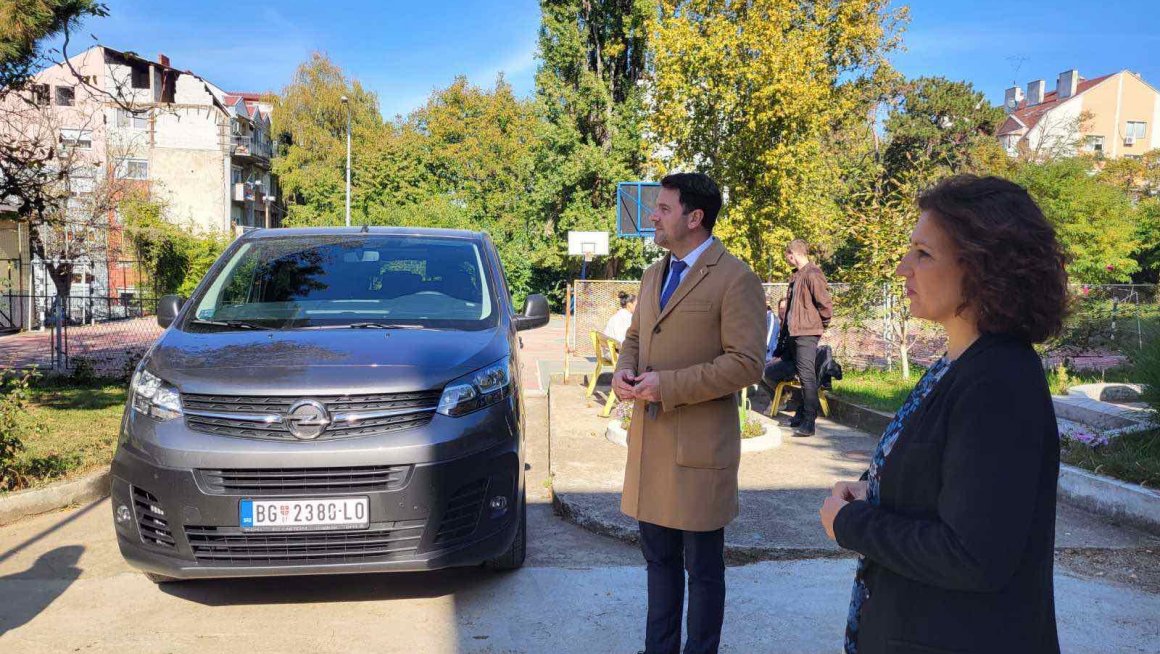 Уручено комби возило Заводу за васпитање омладине Ниш