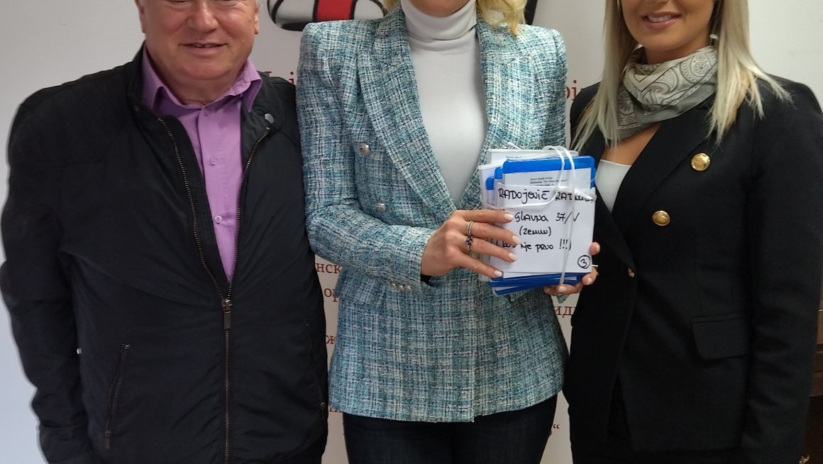 Министарство наставља подршку Савезу слепих Србије – помоћница министра на акцији „Покуцај ми књигом на врата“