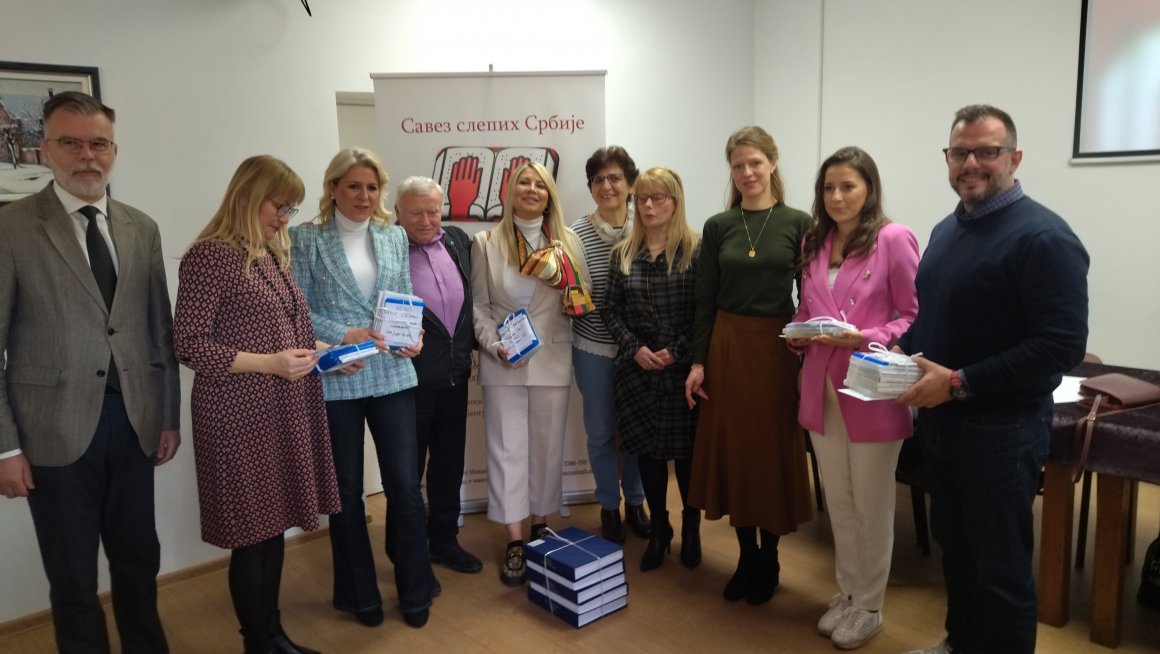 Министарство наставља подршку Савезу слепих Србије – помоћница министра на акцији „Покуцај ми књигом на врата“