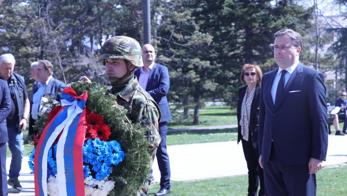 Министар Селаковић положио венац на Споменик деци страдалој у НАТО агресији
