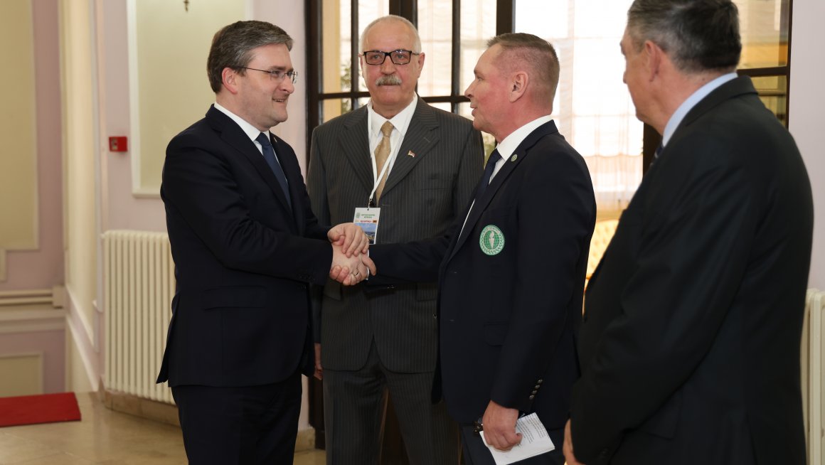 Изасланик председника Србије. министар Никола Селаковић, данас је поручио да Срби опет морају да бране своје право да мирно живе у својој држави, оценио да се Срби на КиМ суочавају са терором и нагласио да је боље 100 година преговарати него један дан ратовати.   На свечаном отварању 30. Генералне скупштине Светске федерације ветерана, у Дом Гарде у Топчидеру, која се одржава под покровитељством председника Вучића, Селаковић је поручио да Срби и Србија знају шта значи борити се за слободу отаџбине и да су у