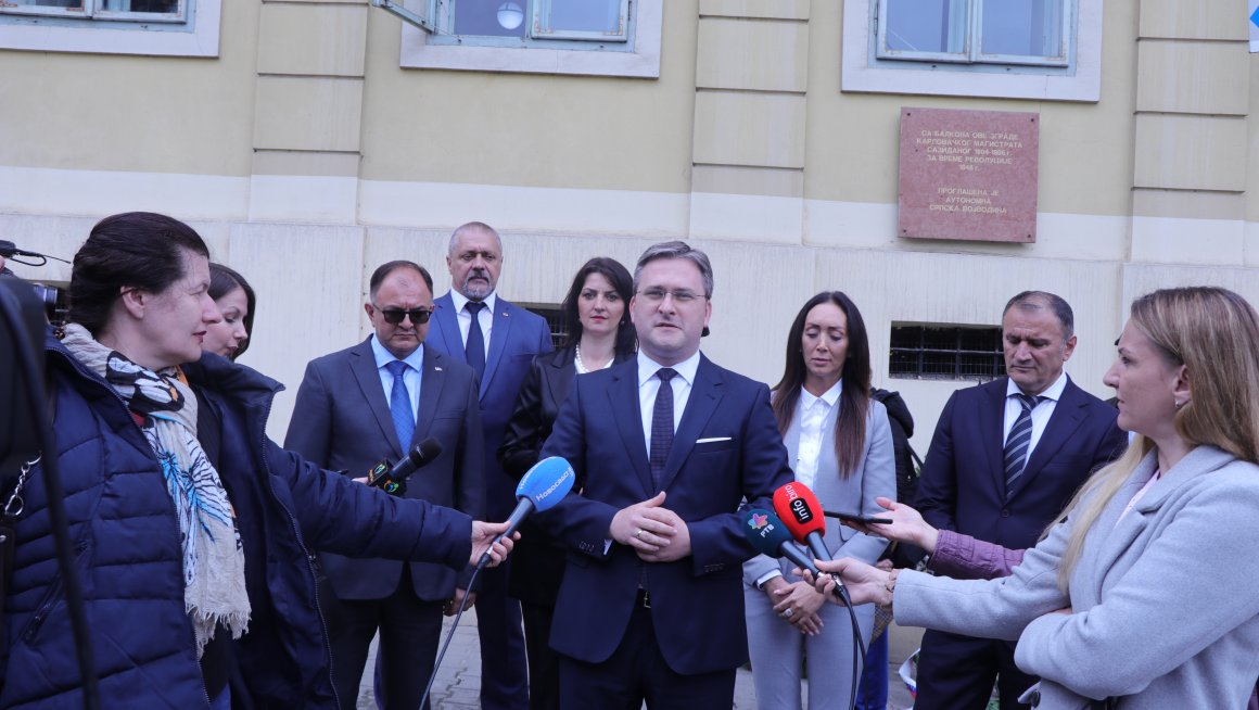 „Одлукама велике Мајске скупштине, која је одржана управо на овом месту, у згради Магистрата у Сремским Карловцима, српски народ поставио је темеље свом политичком деловању у тадашњој Хабзбуршкој, а потом Аустроугарској монархији, и уздигао је свога митрополита у ранг патријарха, изабрао првог војводу, као свог врховног поглавара световне власти, донео озбиљне одлуке, којима је формирао органе власти на територији Српске Војводине“, истакао је данас министар Никола Селаковић приликом обележавања 175. годишњ