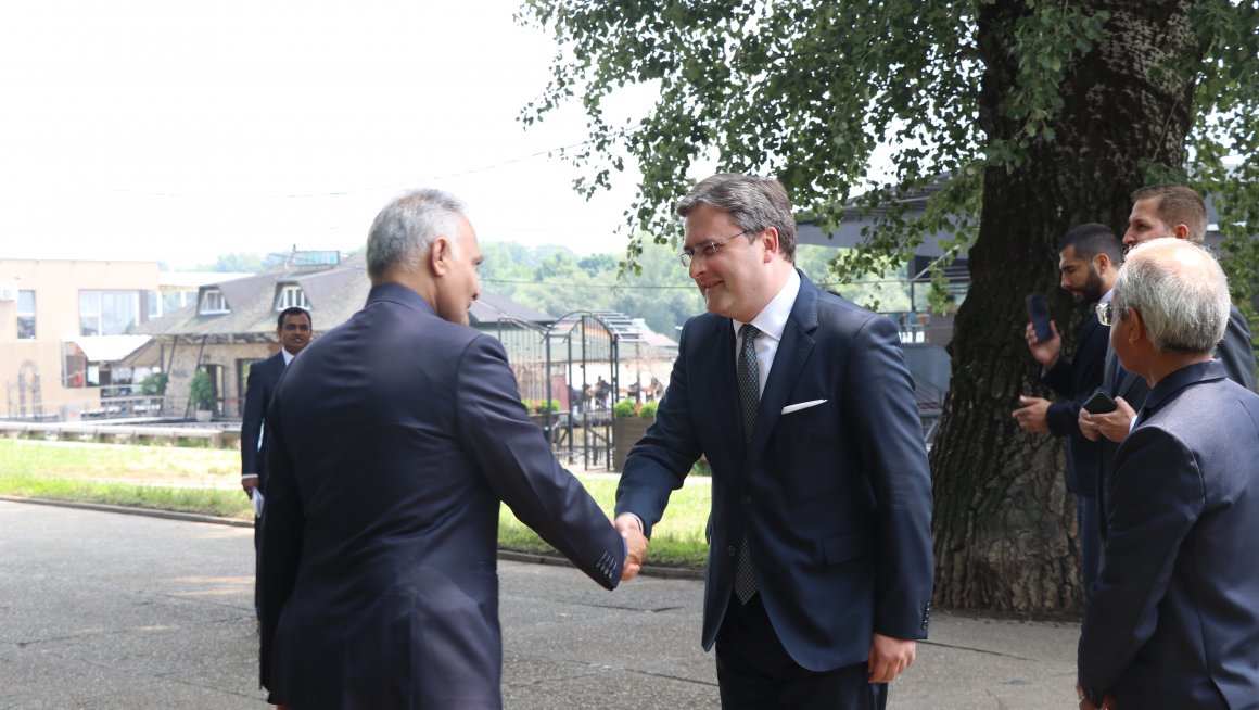 Министар Селаковић положио цвеће са  председницом Индије код споменика Махатми Гандију