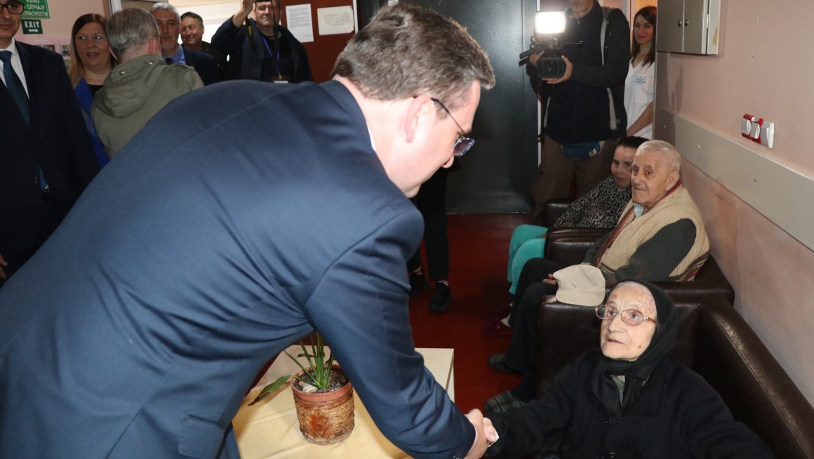 Министар Селаковић обишао Домско одељење за смештај старих лица у Деспотовцу