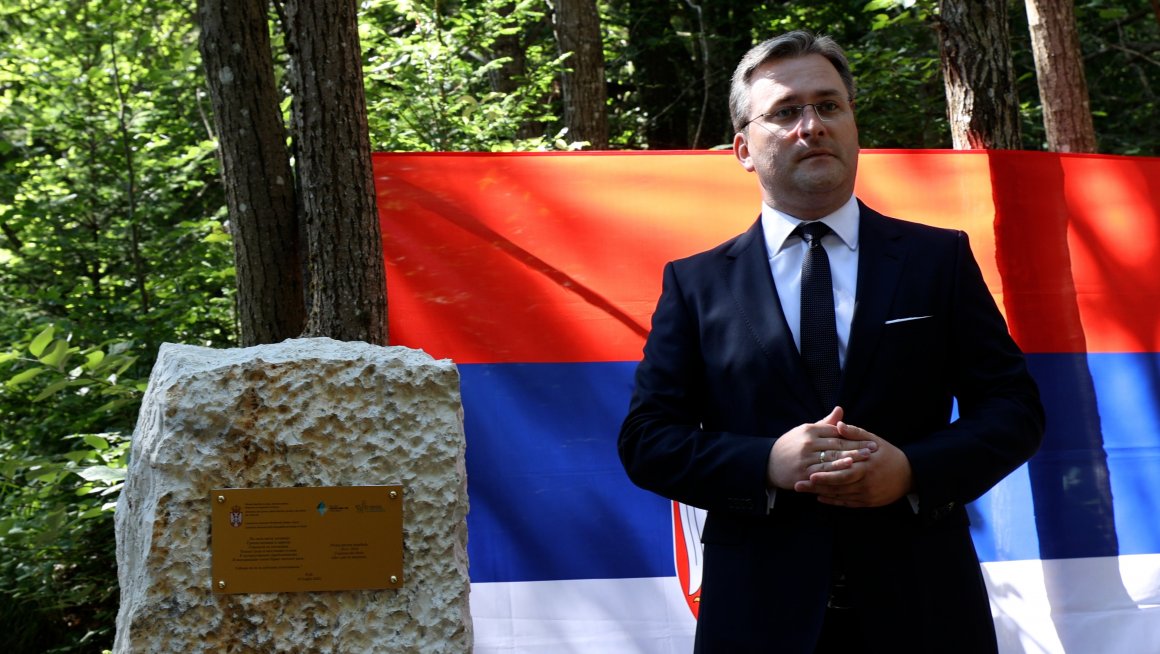Министар Селаковић открио споменик страдалим српским заробљеницима и војницима на српском гробљу у Кастелану