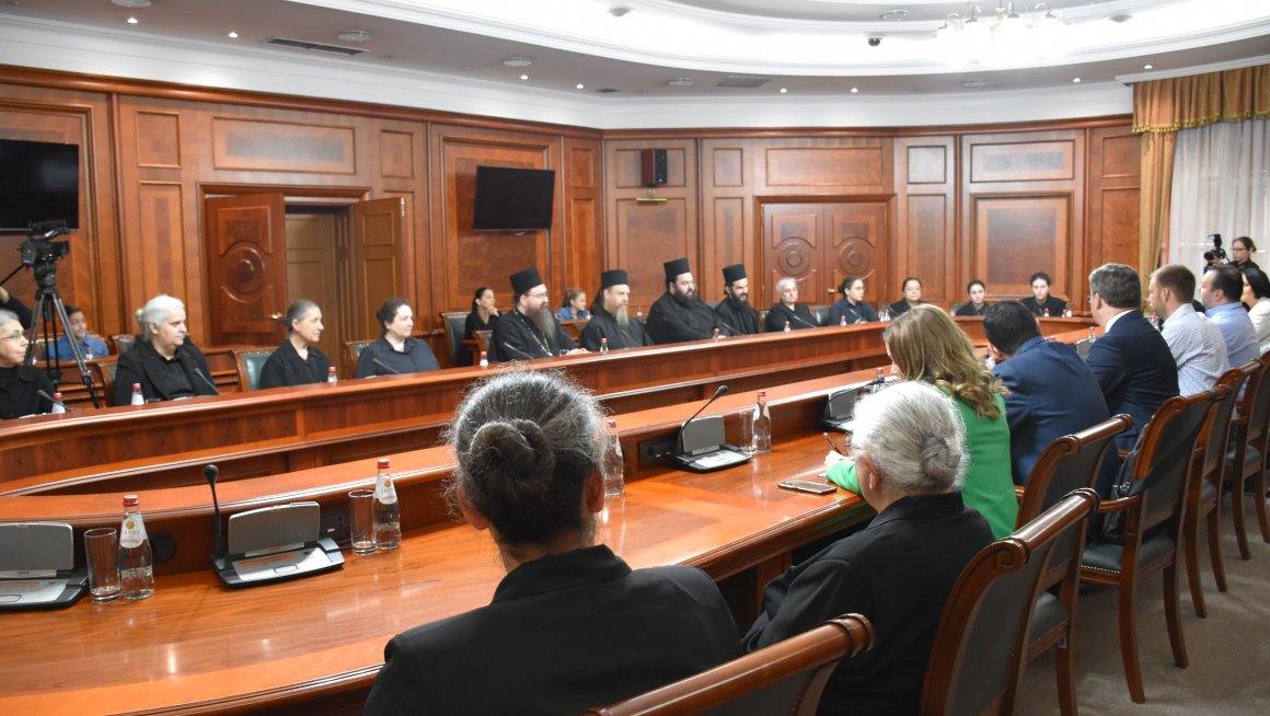 Министар Селаковић примио 40 грчких монахиња из манастира Света Лидија