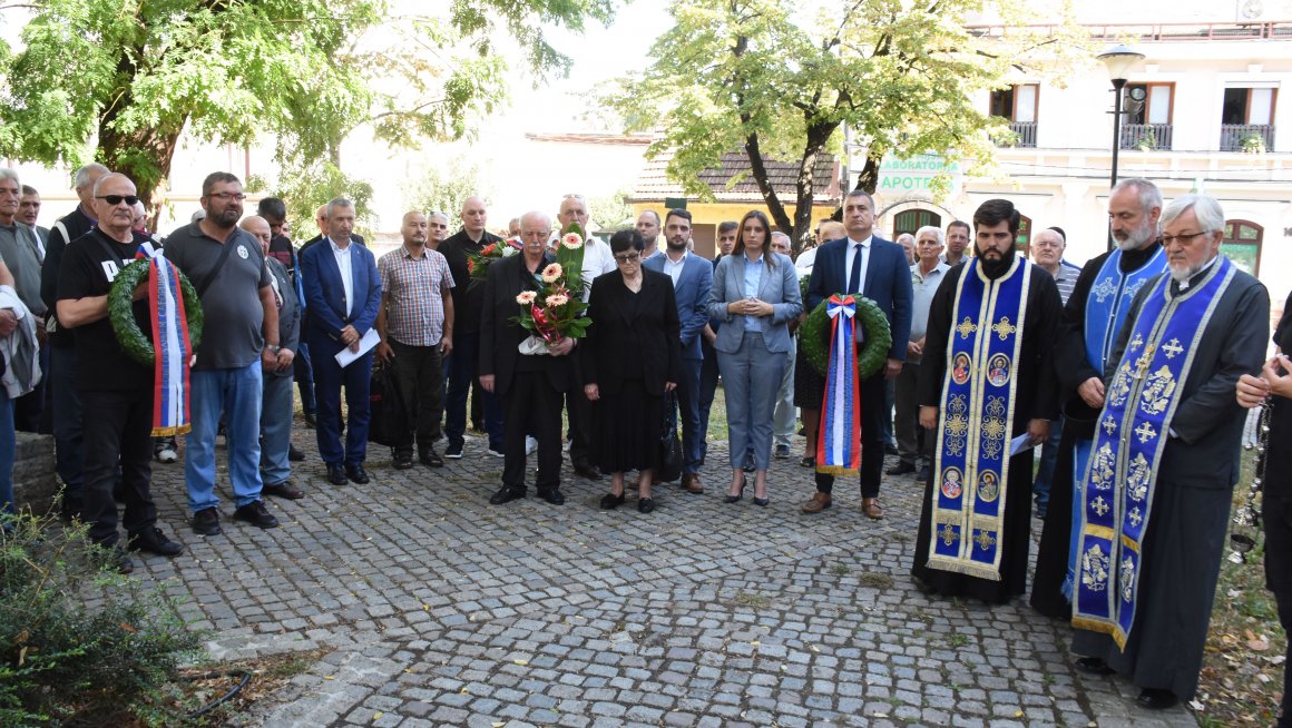 Положени венци на Споменик палим борцима у ратовима 1990 – 1999. у Земуну