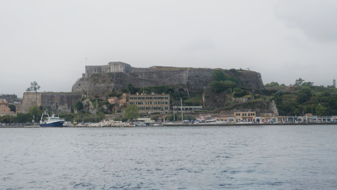 Говор министра Николе Селаковића  након одавања почасти и полагања венаца  код Спомен костурнице на острву Видо, поводом  обележавања 107. годишњице искрцавања српске војске на Јонска острва Крф и Видо