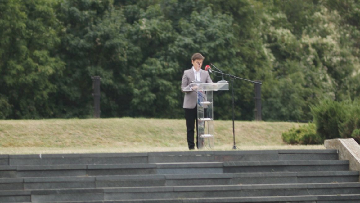 Министар Селаковић на обележавању Дана сећања на страдање Срба, Рома и Јевреја у Јајинцима 