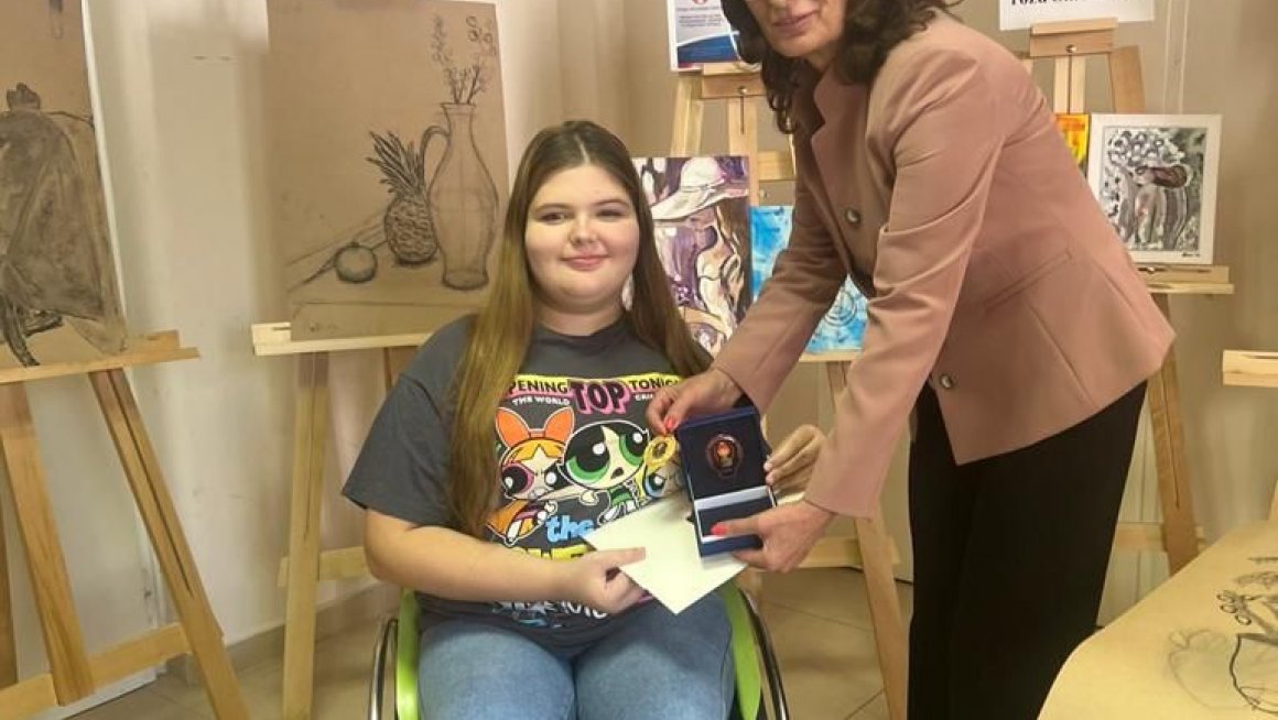 Сектор за заштиту особа са инвалидитетом Министарства подржао изложбу слика у оквиру пројекта “Предузетништво и стварање уметничког дела” 