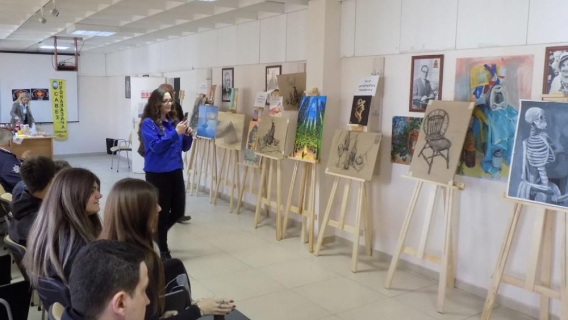 Сектор за заштиту особа са инвалидитетом Министарства подржао изложбу слика у оквиру пројекта “Предузетништво и стварање уметничког дела” 