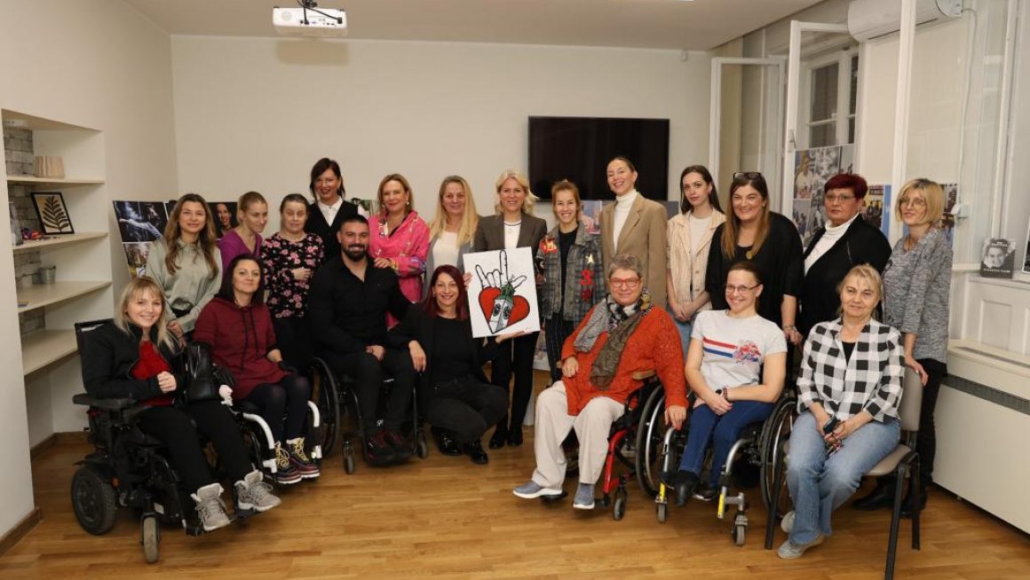 Помоћник министра Биљана Барошевић присуствовала изложби и инклузивној радионици у Новом Саду