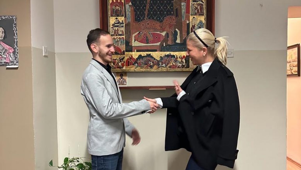 Барошевић на јавном часу знаковног српског језика у школи за оштећене слухом – наглуве „Стефан Дечански“